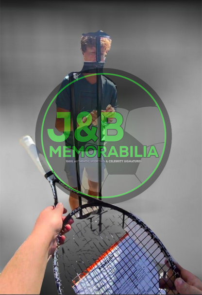 𝐉𝐚𝐧𝐧𝐢𝐤 𝐒𝐢𝐧𝐧𝐞𝐫 𝐒𝐢𝐠𝐧𝐞𝐝 𝐇𝐞𝐚𝐝 𝐓𝐞𝐧𝐧𝐢𝐬 𝐑𝐚𝐜𝐤𝐞𝐭-𝐃𝐞𝐥𝐮𝐱𝐞 𝐅𝐫𝐚𝐦𝐞𝐝